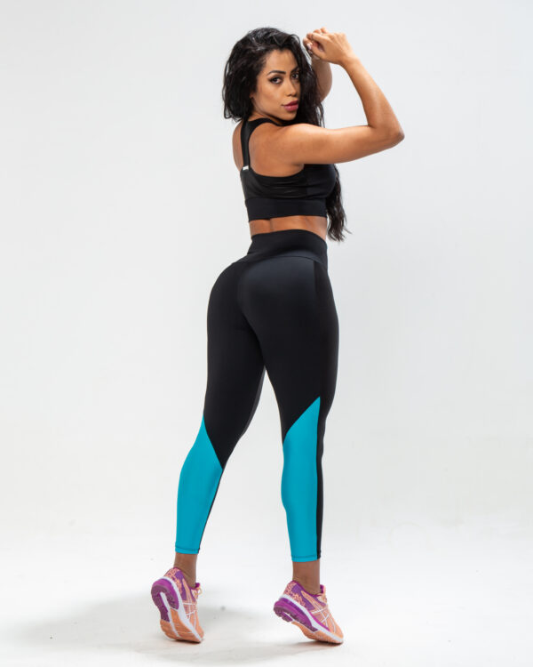 Legging Fitness Feminina - Preta Com Recortes na cor Azul Turquesa  - Image 8