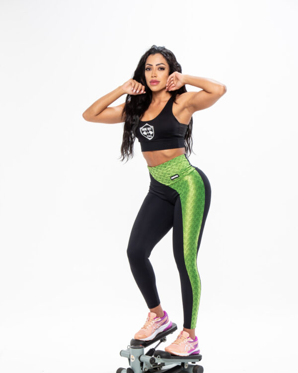 Legging Fitness Feminina - Preta Com Recortes verde na Lateral - Image 5