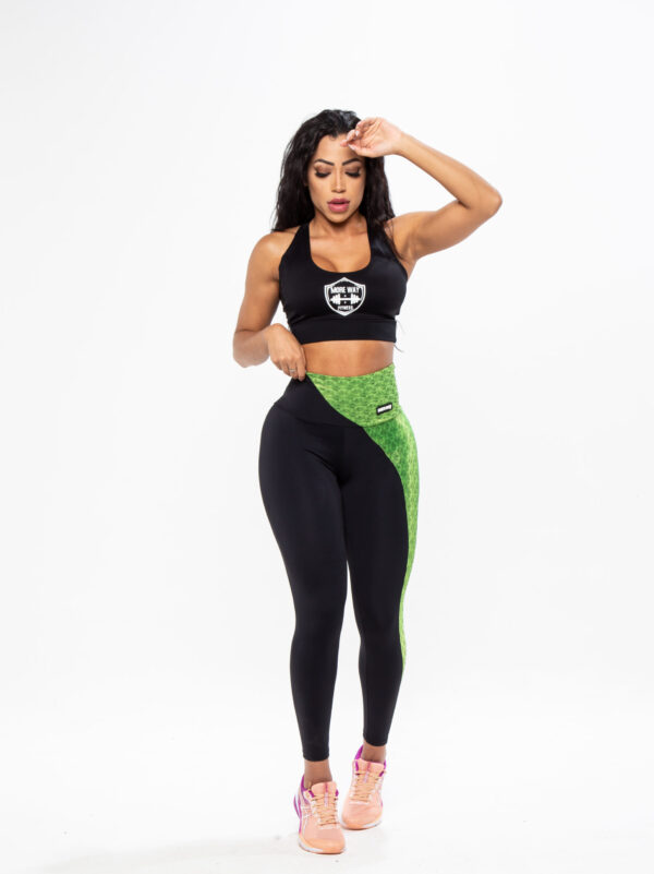 Legging Fitness Feminina - Preta Com Recortes verde na Lateral - Image 3
