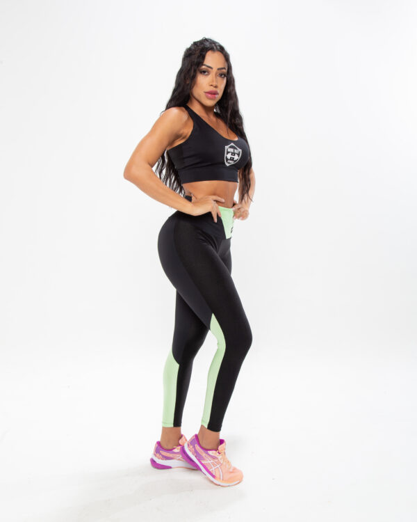 Legging Fitness Feminina – Preta Com Recortes na cor verde - Image 2