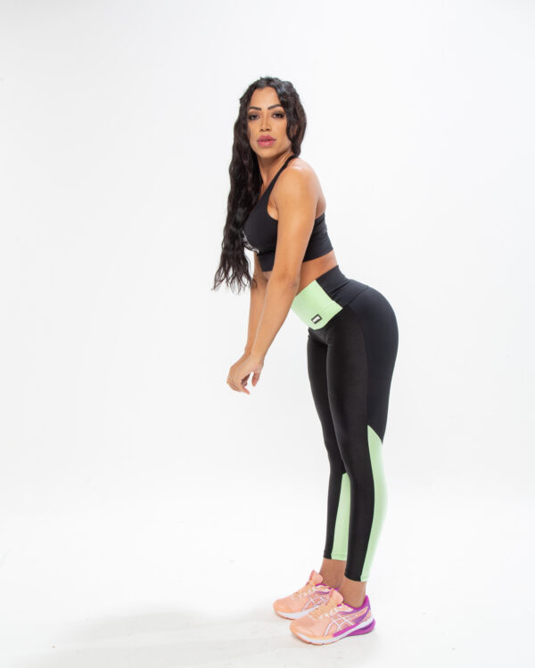 Legging Fitness Feminina – Preta Com Recortes na cor verde - Image 7
