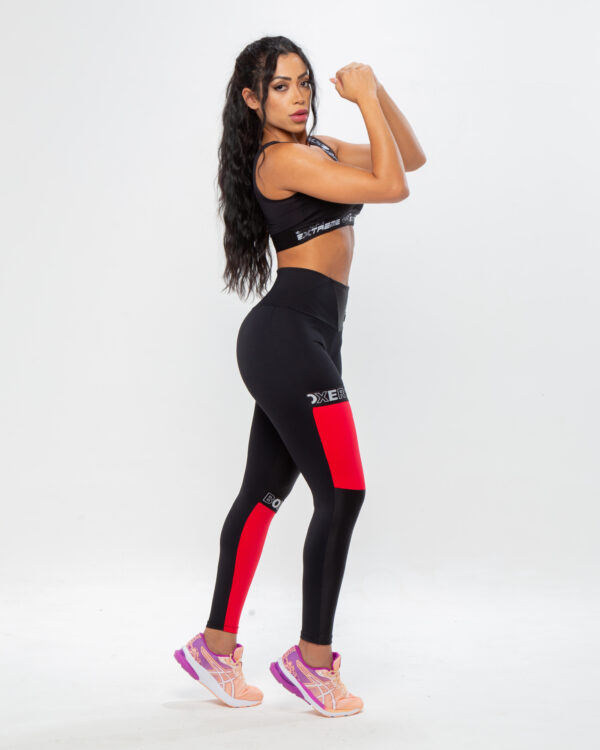 Legging Fitness Feminina - Preta Com Recortes na cor vermelha - Image 4