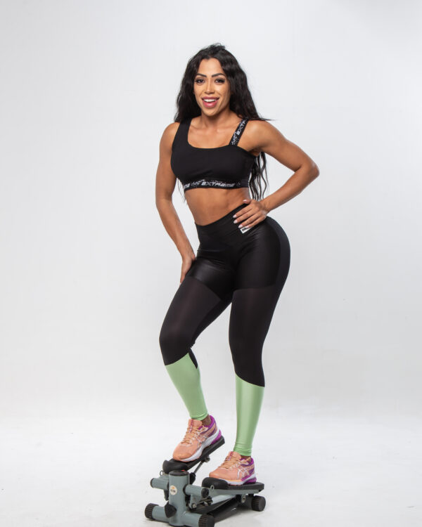 Legging Fitness Feminina - Preta com tecido trabalhado detalhe verde - Image 2
