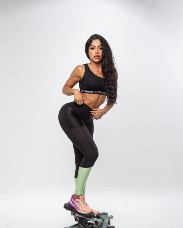 Legging Fitness Feminina - Preta com tecido trabalhado detalhe verde - Image 8
