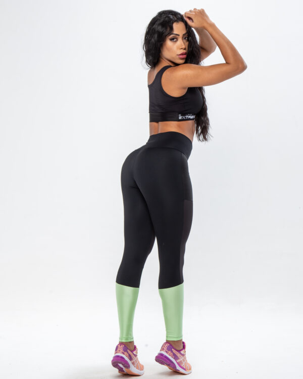 Legging Fitness Feminina - Preta com tecido trabalhado detalhe verde - Image 9