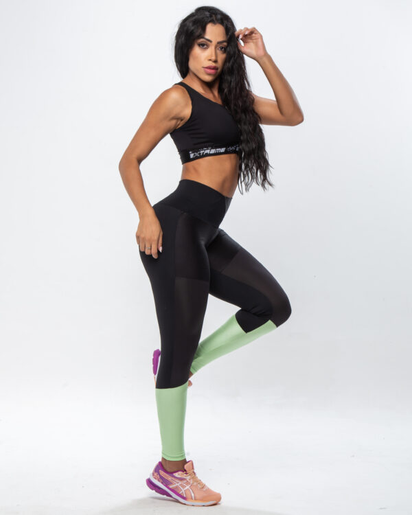 Legging Fitness Feminina - Preta com tecido trabalhado detalhe verde - Image 10