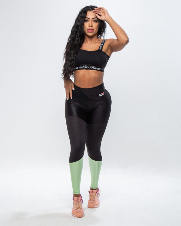Legging Fitness Feminina - Preta com tecido trabalhado detalhe verde - Image 11